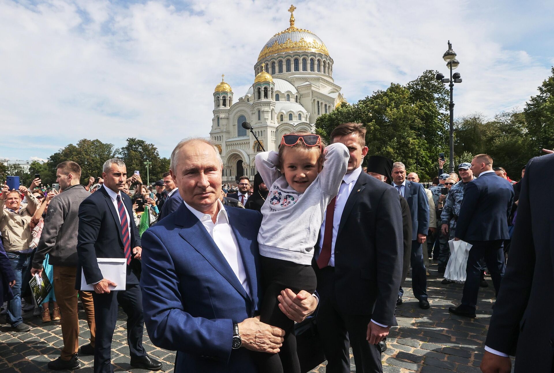 Путин и Лукашенко поговорили с людьми на площади у собора в Кронштадте -  РИА Новости, 23.07.2023