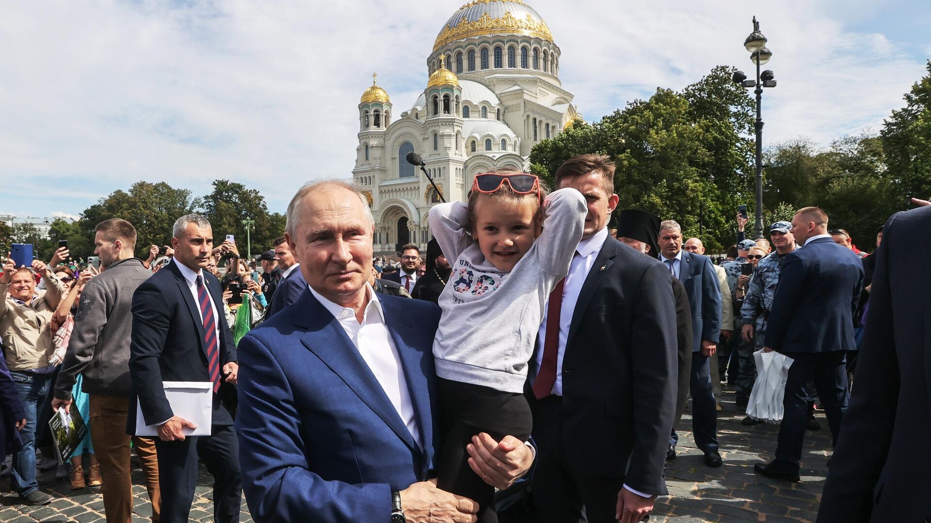 Президент Владимир Путин во время общения с жителями на площади у Морского Никольского собора в Кронштадте - РИА Новости, 1920, 25.07.2023