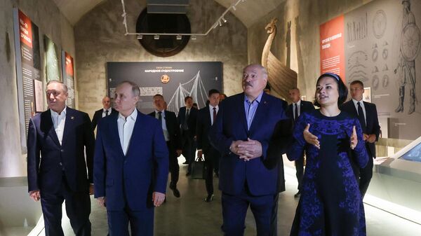 Президент РФ Владимир Путин и президент Белоруссии Александр Лукашенко посещают Музей военно-морской славы в Кронштадте