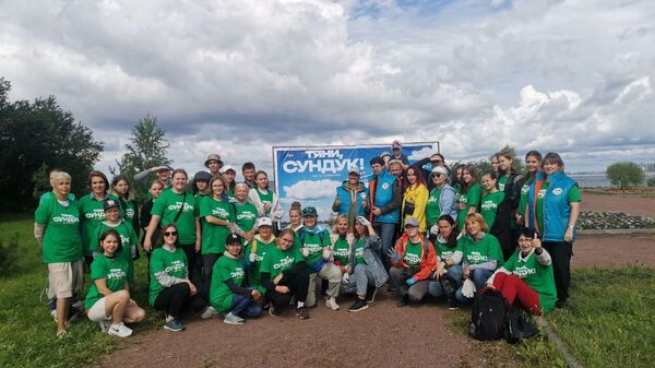 Участники экологической акции Тяни, Сундук! в Петербурге