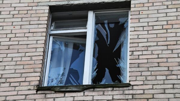 Выбитые стекла в жилом доме на Комсомольском проспекте в Москве
