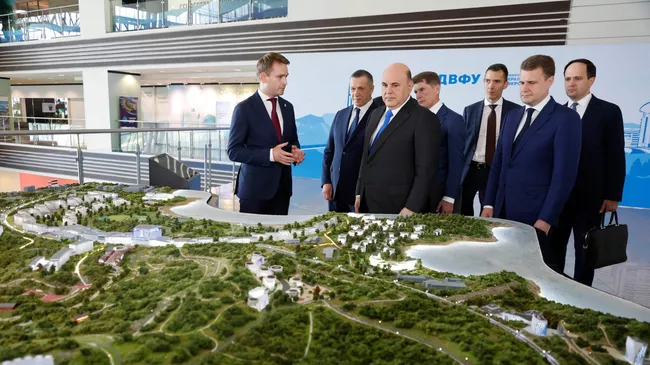 Председатель правительства РФ Михаил Мишустин во время осмотра кампуса Дальневосточного федерального университета