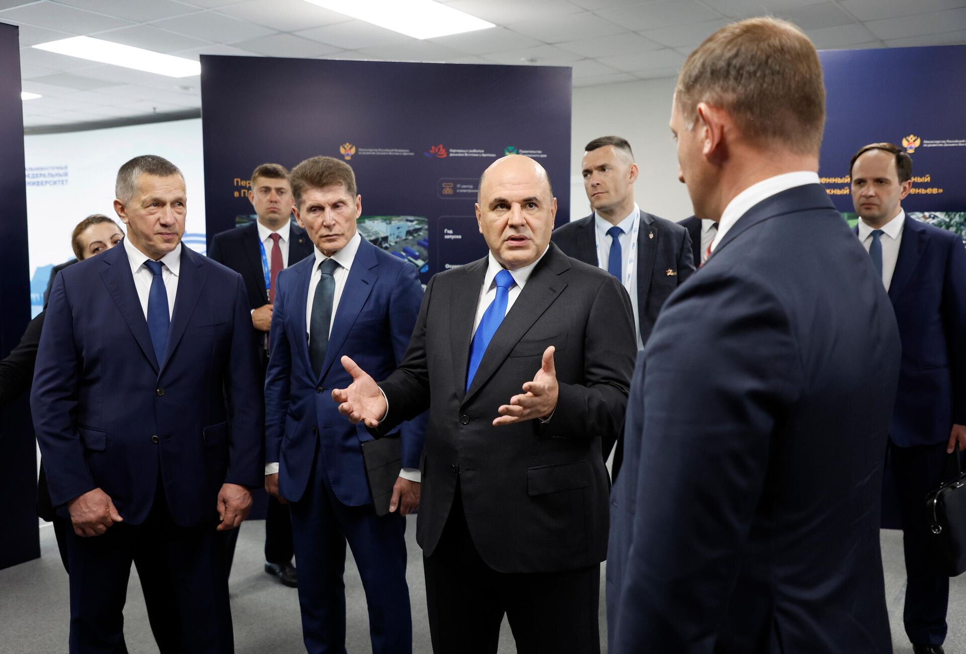 Председатель правительства РФ Михаил Мишустин во время осмотра проектов развития Приморского края в Дальневосточном федеральном университете Председатель правительства РФ Михаил Мишустин во время осмотра проектов развития Приморского края в Дальневосточном федеральном университете - РИА Новости, 1920, 13.09.2025