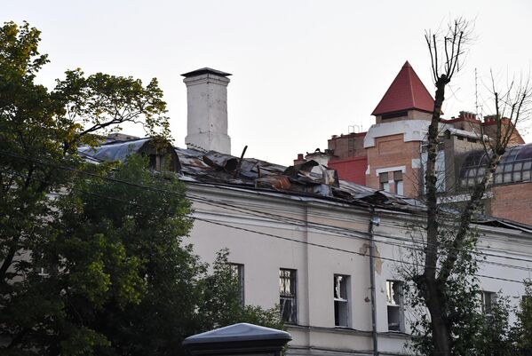 Поврежденная беспилотником крыша дома на Комсомольском проспекте в Москве
