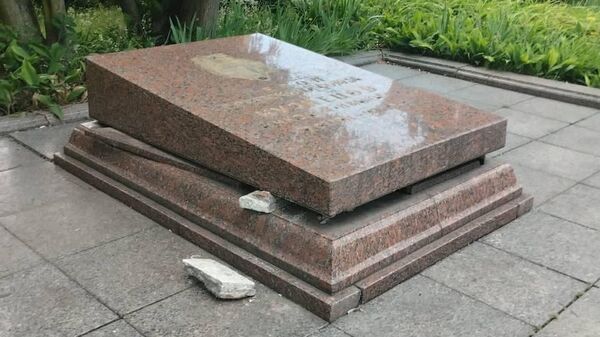 Могила Николая Кузнецова на Холме Славы во Львове после попытки похищения праха