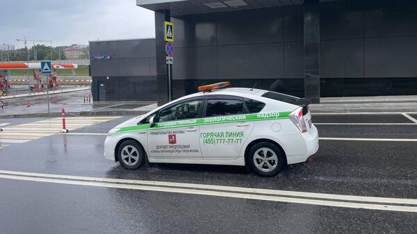 Автомобиль экологического надзора около торгового центра Времена года в Москве
