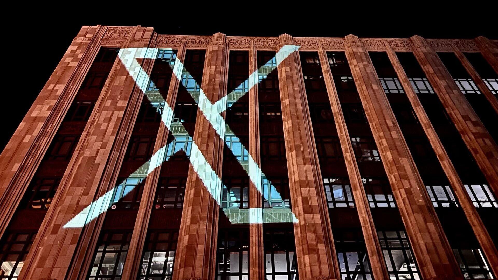 Новый логотип Twitter на здании штаб-квартиры компании - РИА Новости, 1920, 24.07.2023