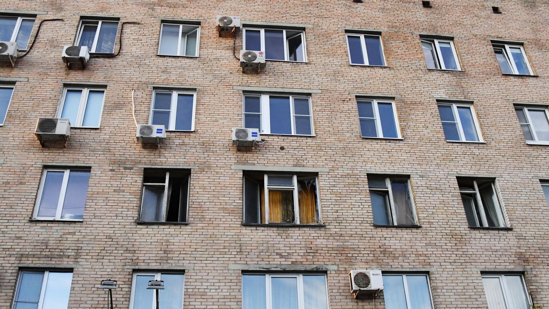 Выбитые стекла в жилом доме на Комсомольском проспекте в Москве - РИА Новости, 1920, 24.07.2023