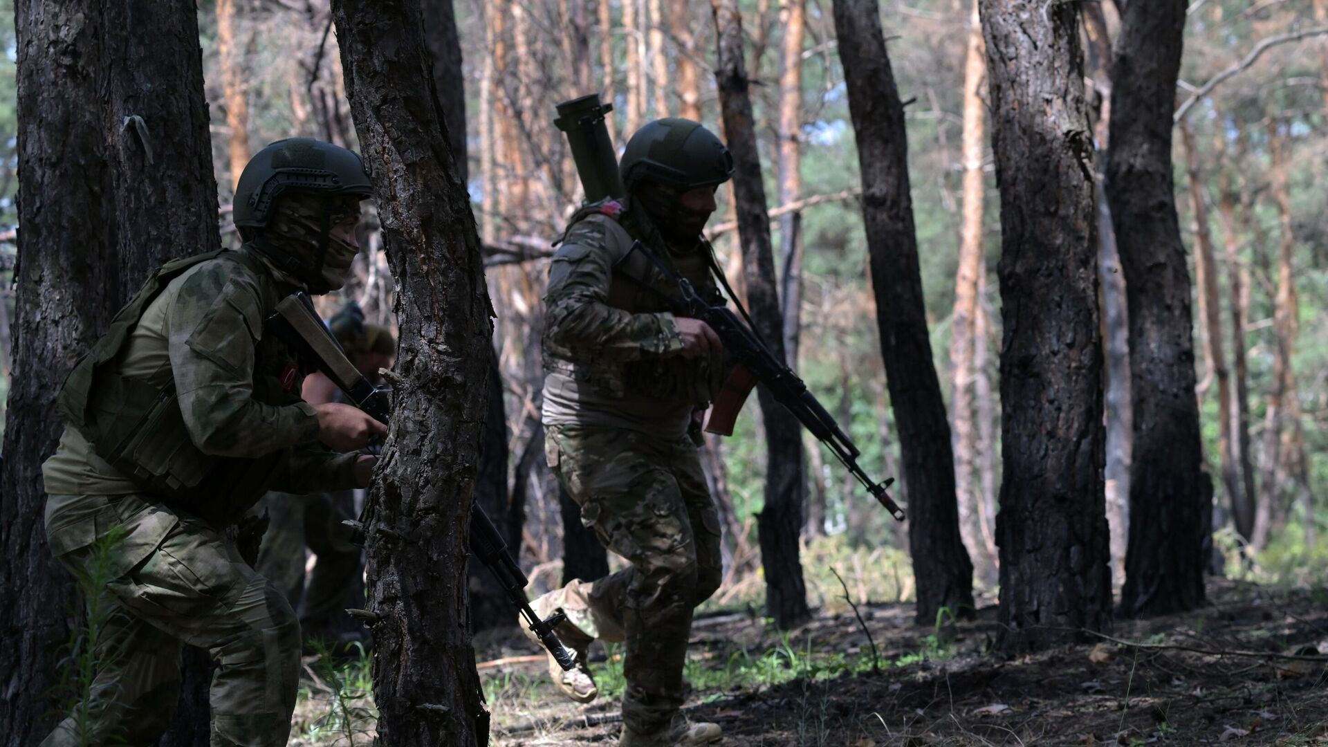 Военнослужащие огнеметного взвода уходят на выполнение боевой задачи в зоне СВО. Архивное фото - РИА Новости, 1920, 04.08.2024