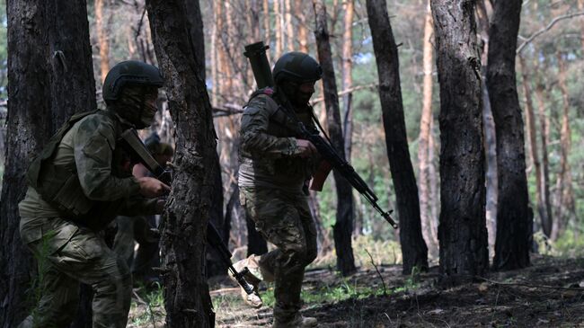 Военнослужащие огнеметного взвода уходят на выполнение боевой задачи в зоне СВО