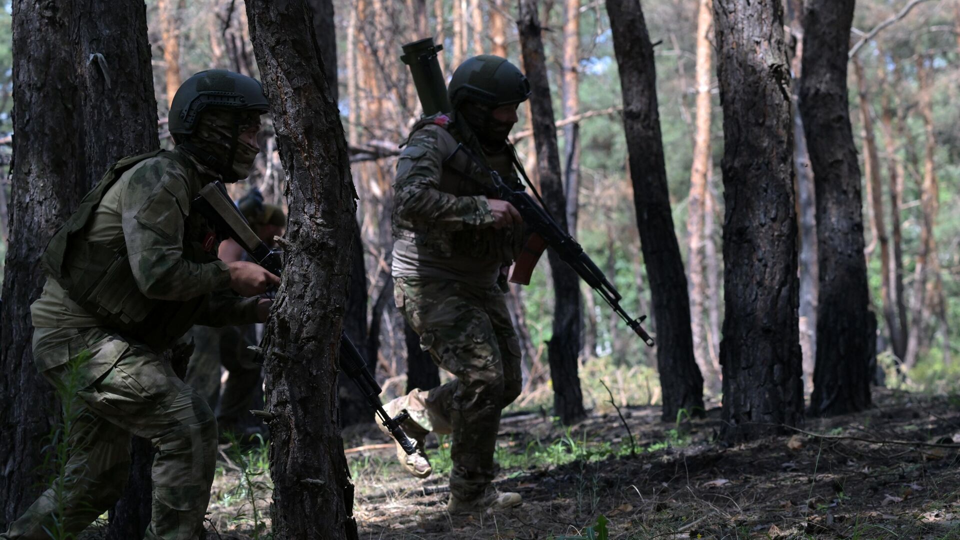 Военнослужащие ВС РФ во время выполнения боевой задачи в зоне СВО. Архивное фото - РИА Новости, 1920, 23.07.2024