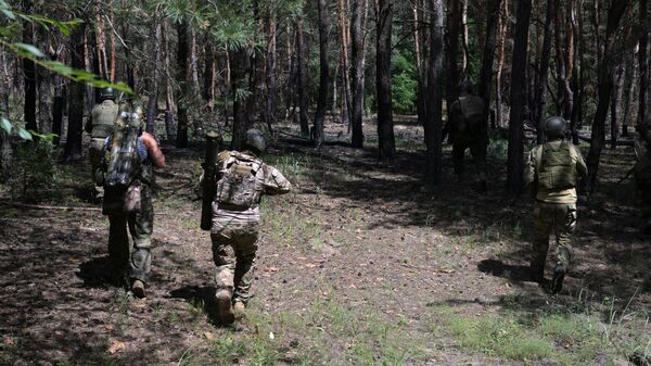 Военнослужащие огнеметного взвода уходят на выполнение боевой задачи в зоне СВО
