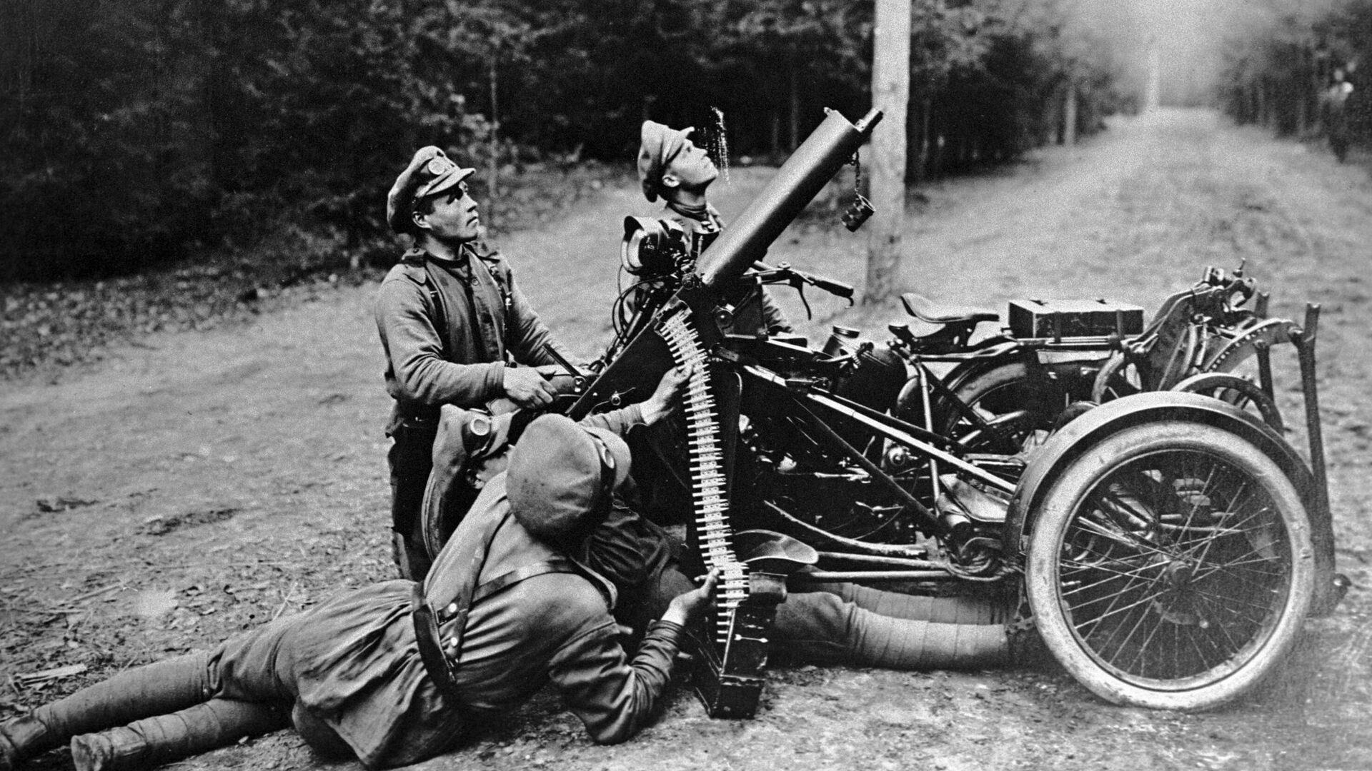 Военнослужащие действующей армии стреляют из пулемета по аэроплану во время Первой мировой войны - РИА Новости, 1920, 01.08.2023