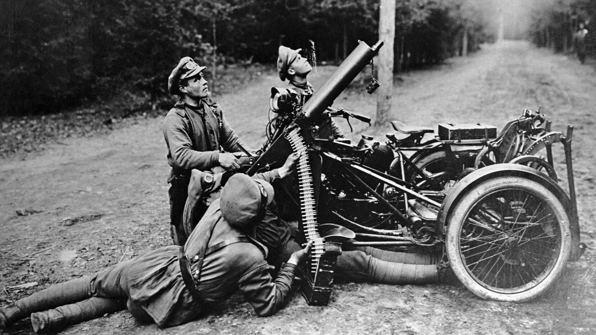 Военнослужащие действующей армии стреляют из пулемета по аэроплану во время Первой мировой войны - РИА Новости, 1920, 01.08.2023