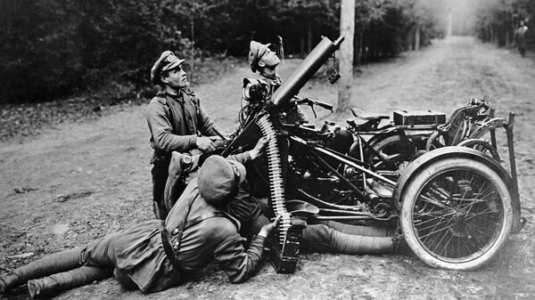 Военнослужащие действующей армии стреляют из пулемета по аэроплану во время Первой мировой войны