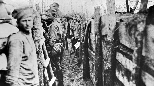 Русские солдаты в окопах первой боевой линии у Паневежской железной дороги на Двинском фронте