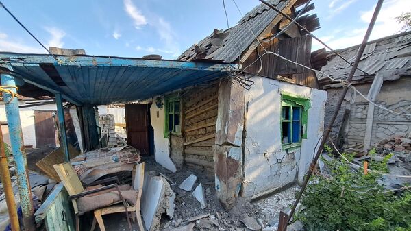 Разрушения после обстрела украинскими военными ракетой РСЗО Град Куйбышевского района Донецка