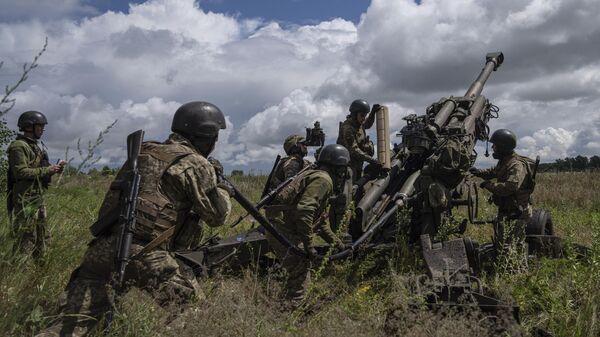 Украинские военнослужащие готовятся стрелять из американской гаубицы М777 в Харьковской области