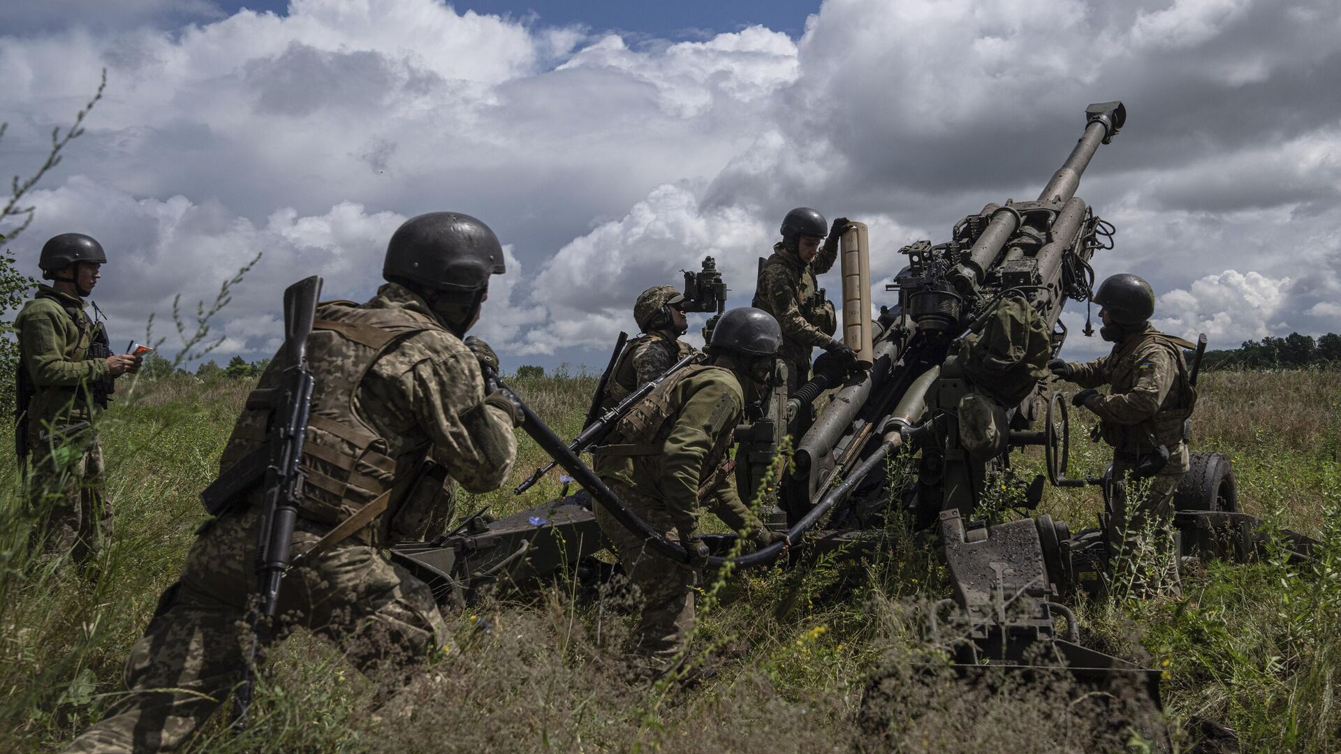 Украинские военнослужащие готовятся стрелять из американской гаубицы М777 - РИА Новости, 1920, 25.07.2023