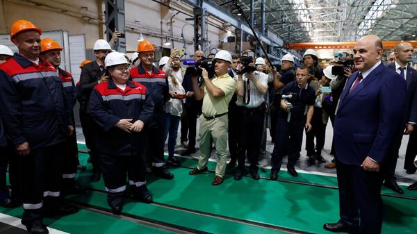 Председатель правительства РФ Михаил Мишустин во время общения с рабочими Улан-Удэнского локомотивовагоноремонтного завода. 25 июля 2023
