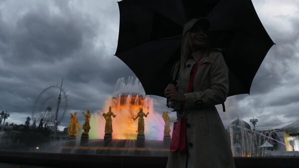 Девушка у фонтана Дружба народов на ВДНХ в Москве