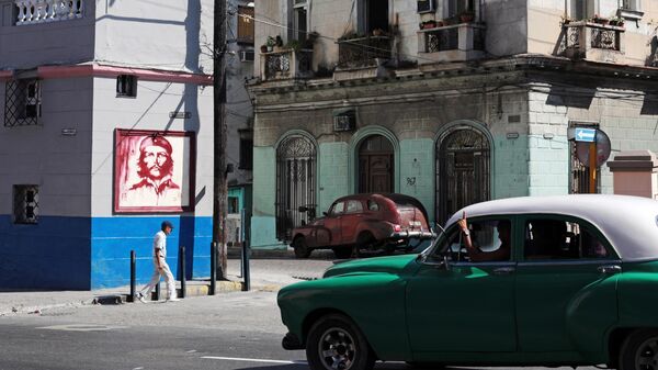 Портрет Эрнесто Че Гевары на улице города в районе Старая Гавана