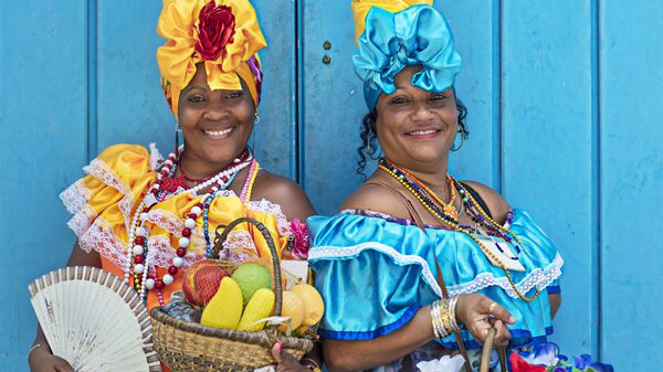 Женщины в традицонных кубинских платьях