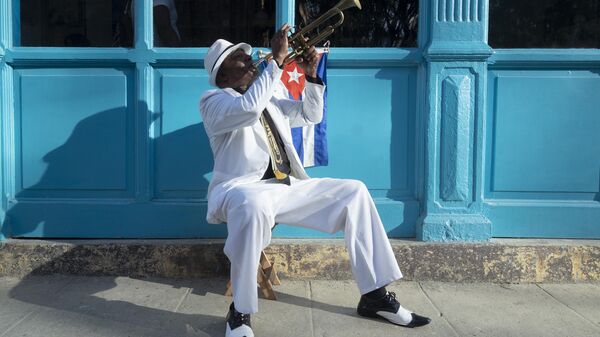 Уличный музыкант в районе Старая Гавана