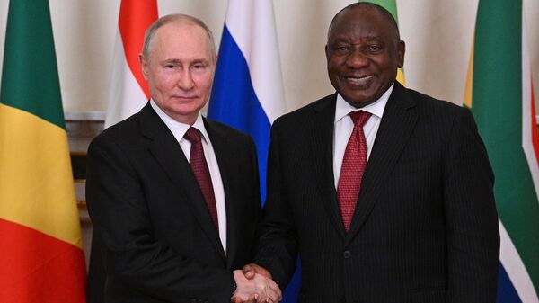 Президент РФ Владимир Путин и президент ЮАР Сирил Рамафоза во время встречи