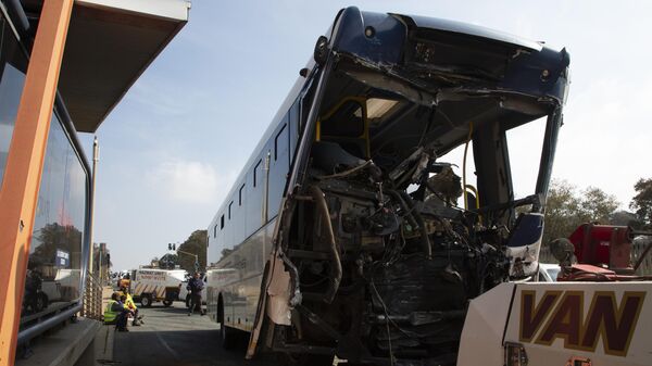 На месте столкновения двух автобусов у входа в университет в Йоханнесбурге