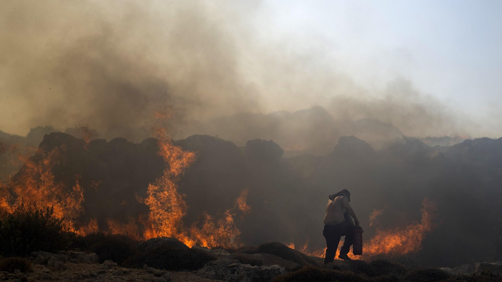 Тушение лесного пожара на острове Родос недалеко от курорта Линдос - РИА Новости, 1920, 26.07.2023