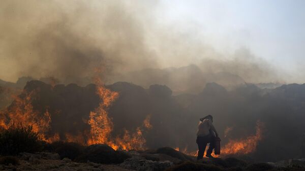 Тушение лесного пожара на острове Родос недалеко от курорта Линдос