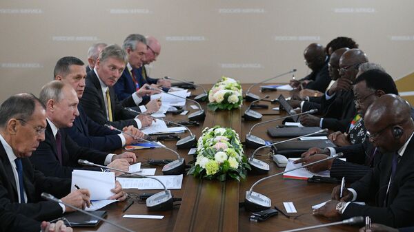 Президент РФ Владимир Путин и президент республики Намибии Хаге Готфрид Гейнгоб во время встречи на полях саммита Россия - Африка