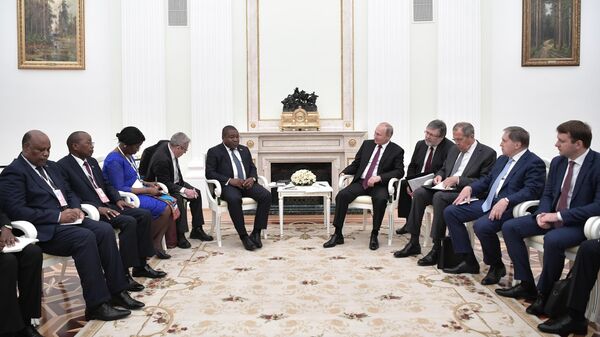 Президент России Владимир Путин и президент Мозамбика во время встречи
