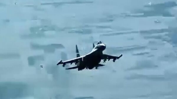 Кадр видео ВВС США с российским истребителем Су-35С в небе над Сирией. Архивное фото