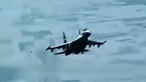Кадр видео ВВС США с российским истребителем Су-35С в небе над Сирией. Архивное фото