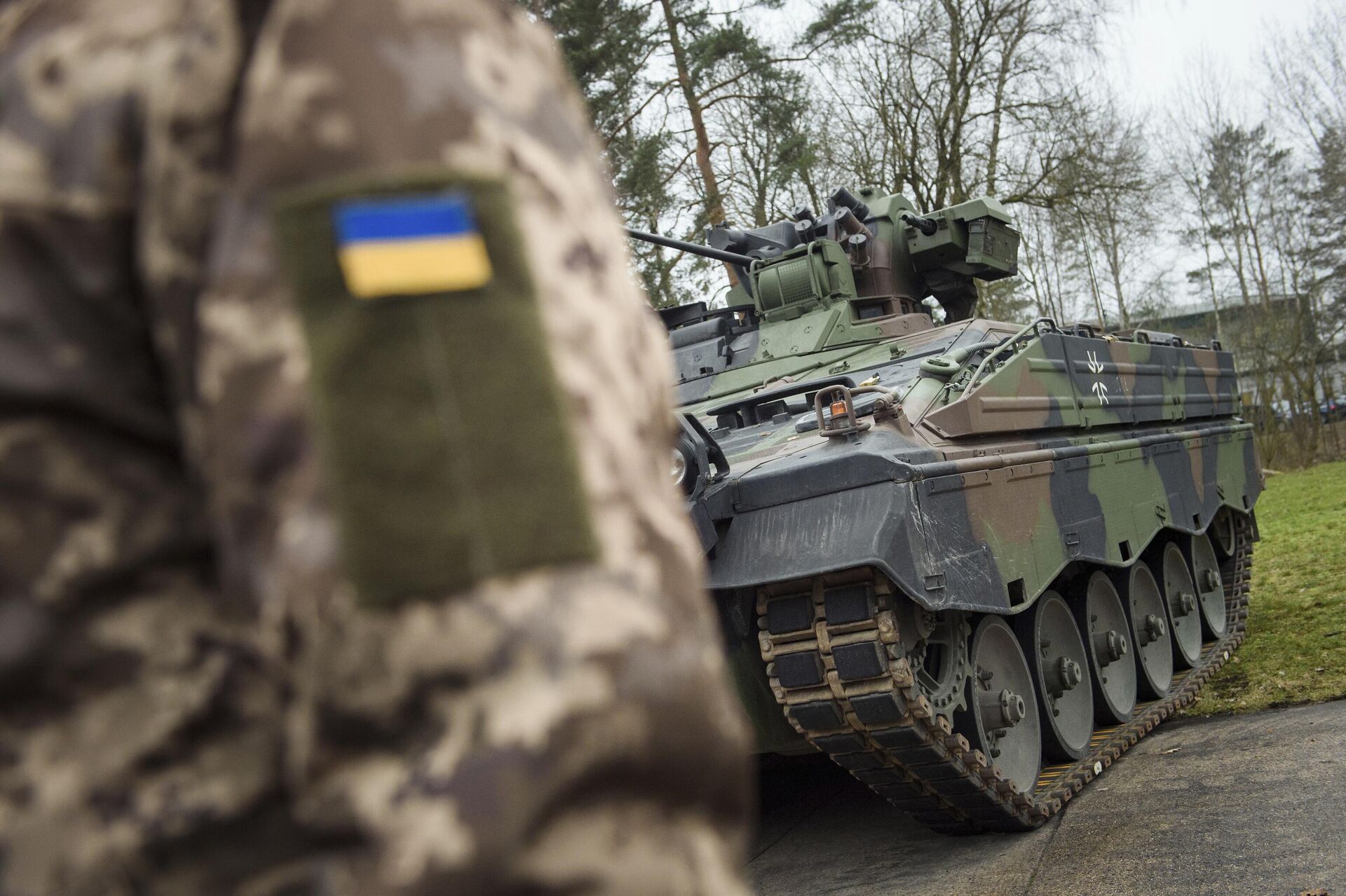 Украинский военнослужащий перед боевой машиной пехоты Marder на полигоне немецкого Бундесвера в Мюнстере - РИА Новости, 1920, 14.08.2024