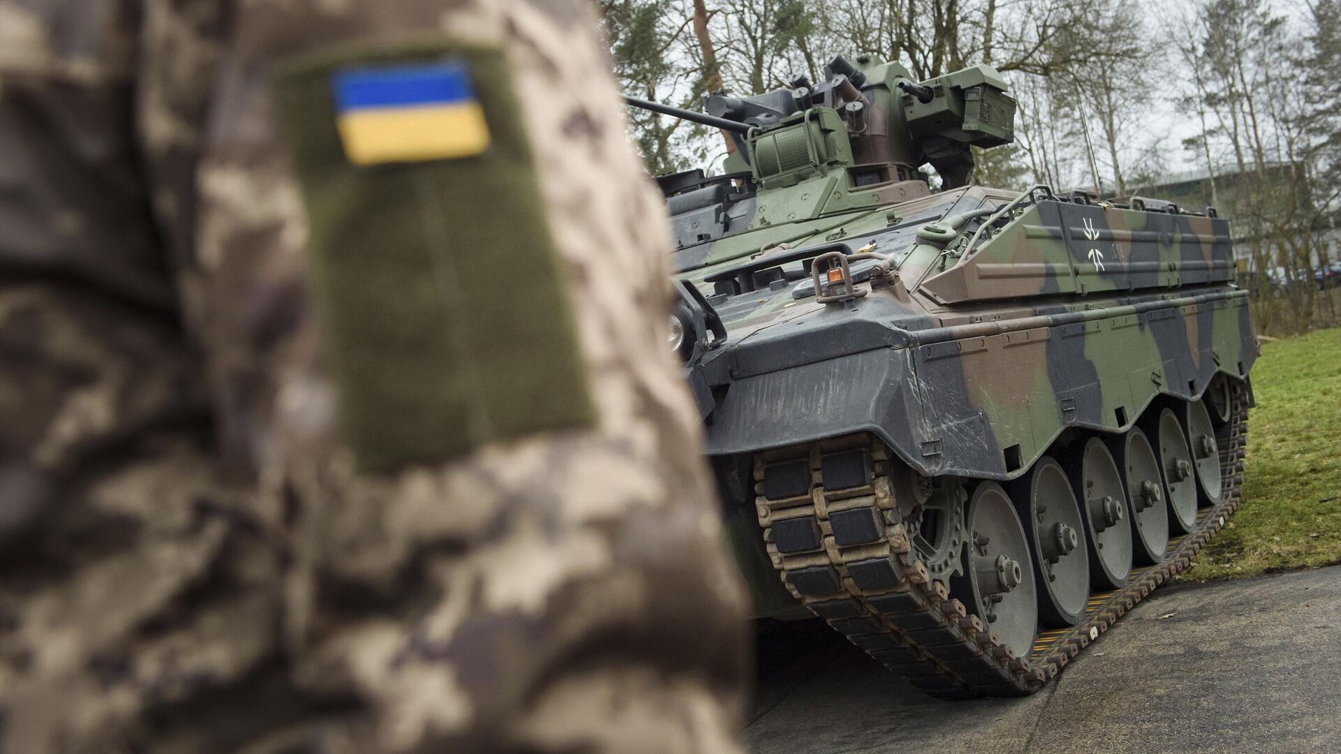 Украинский военнослужащий перед боевой машиной пехоты Marder на полигоне немецкого Бундесвера в Мюнстере - РИА Новости, 1920, 08.08.2024