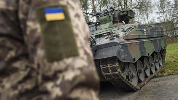 Украинский военнослужащий перед боевой машиной пехоты Marder