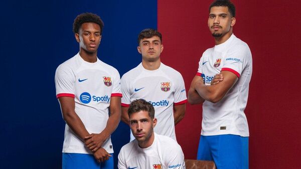 Футболисты клуба Барселона презентуют форму