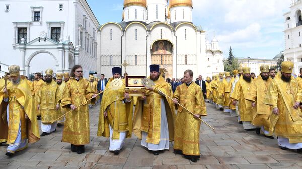 Священнослужители с ковчегом с мощами равноапостольного князя Владимира