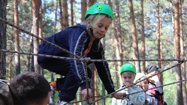 Омские волонтеры передали стахановской гимназии оборудование для кружка по скалолазанию
