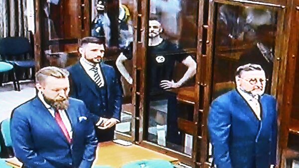 Основатель Group-IB Илья Сачков, обвиняемый в госизмене, на экране монитора во время оглашения приговора в Мосгорсуде