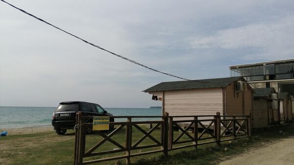 На пляже Лдзаа можно снять домик прямо на берегу