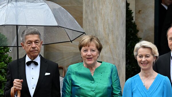 Ангела Меркель, ее муж Иоахим Зауэр и президент Европейской комиссии Урсула фон дер Ляйен перед открытием Байройтского фестиваля