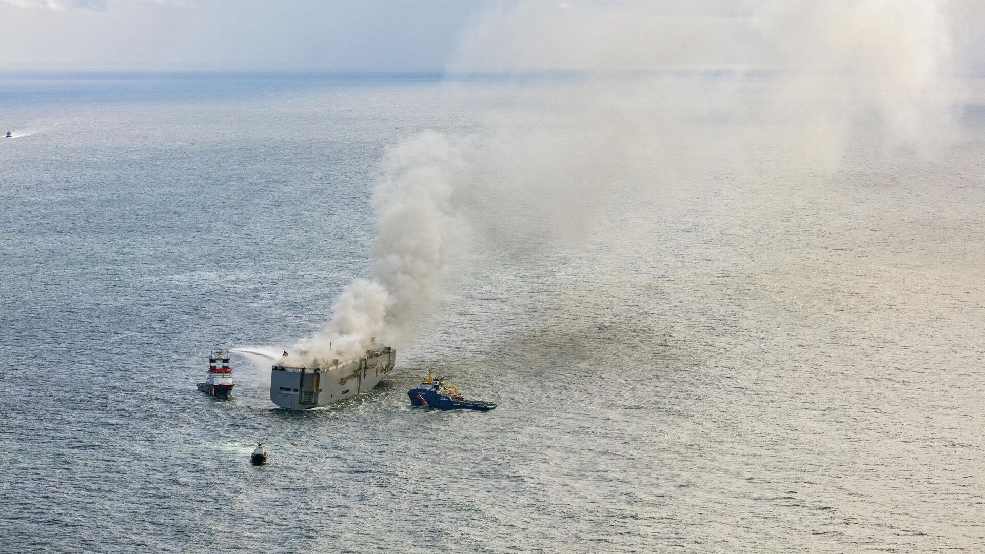 Пожар на грузовом судне Fremantle Highway у побережья острова Амеланд, Нидерланды - РИА Новости, 1920, 30.07.2023