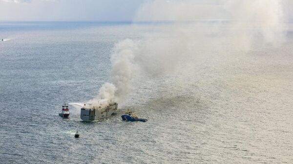 Пожар на грузовом судне Fremantle Highway у побережья острова Амеланд, Нидерланды