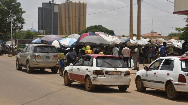 Машины на улице в Ниамее, Нигер. 26 июля 2023 года