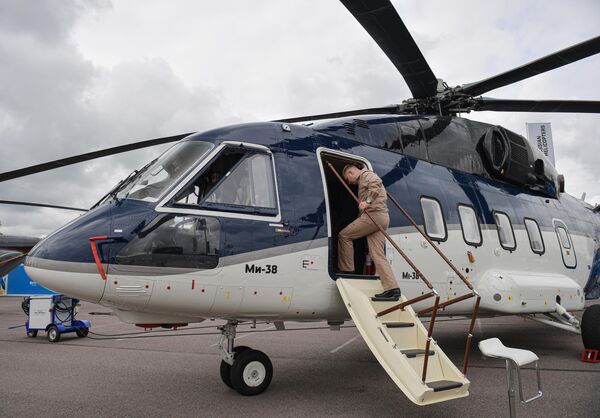 Вертолет МИ-38 на выставке в рамках подготовки ко II Саммиту, экономическому и гуманитарному форуму Россия - Африка в Санкт-Петербурге