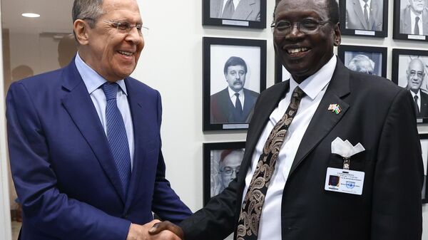 Министр иностранных дел РФ Сергей Лавров и вице-президент Южного Судана Хуссейн Акол Абдельбаги на встрече в рамках 77-й сессии Генассамблеи ООН в Нью-Йорке